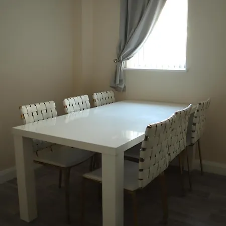 Brand New Luxury 1 & 2 Bed Apartments With Open Plan Kitchens & Diner , Free Wifi & Netflix Included Burton-upon-Trent Extérieur photo