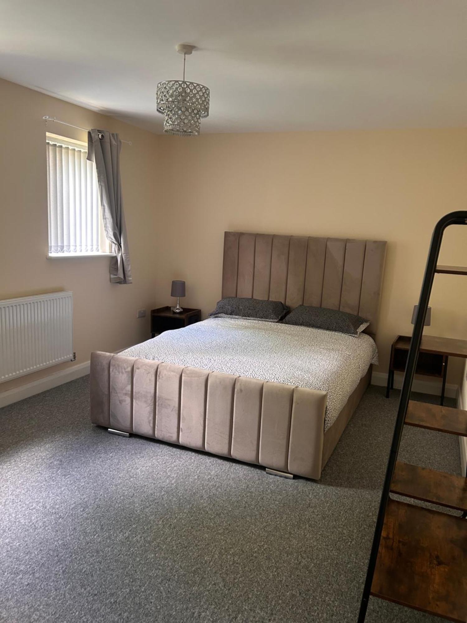 Apartment Brand New Luxury 1 & 2 Bed With Open Plan Kitchens & Diner , Free Wifi & Netflix Included *