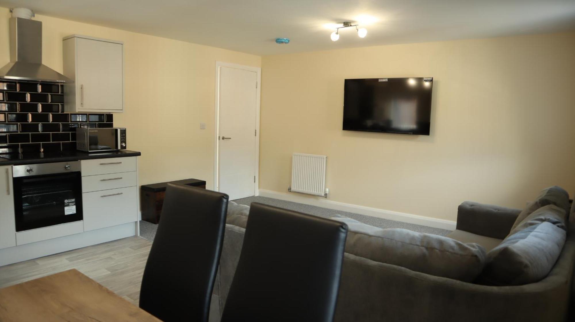 Brand New Luxury 1 & 2 Bed With Open Plan Kitchens & Diner , Free Wifi & Netflix Included *
