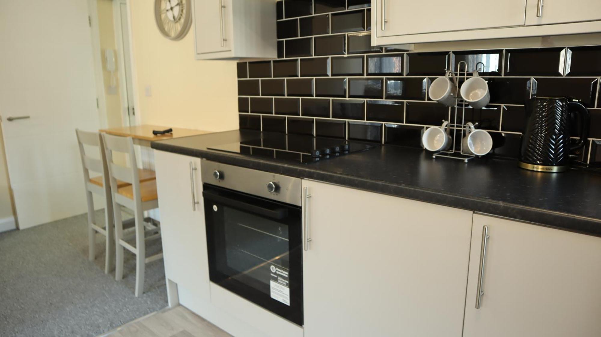 Apartment Brand New Luxury 1 & 2 Bed With Open Plan Kitchens & Diner , Free Wifi & Netflix Included