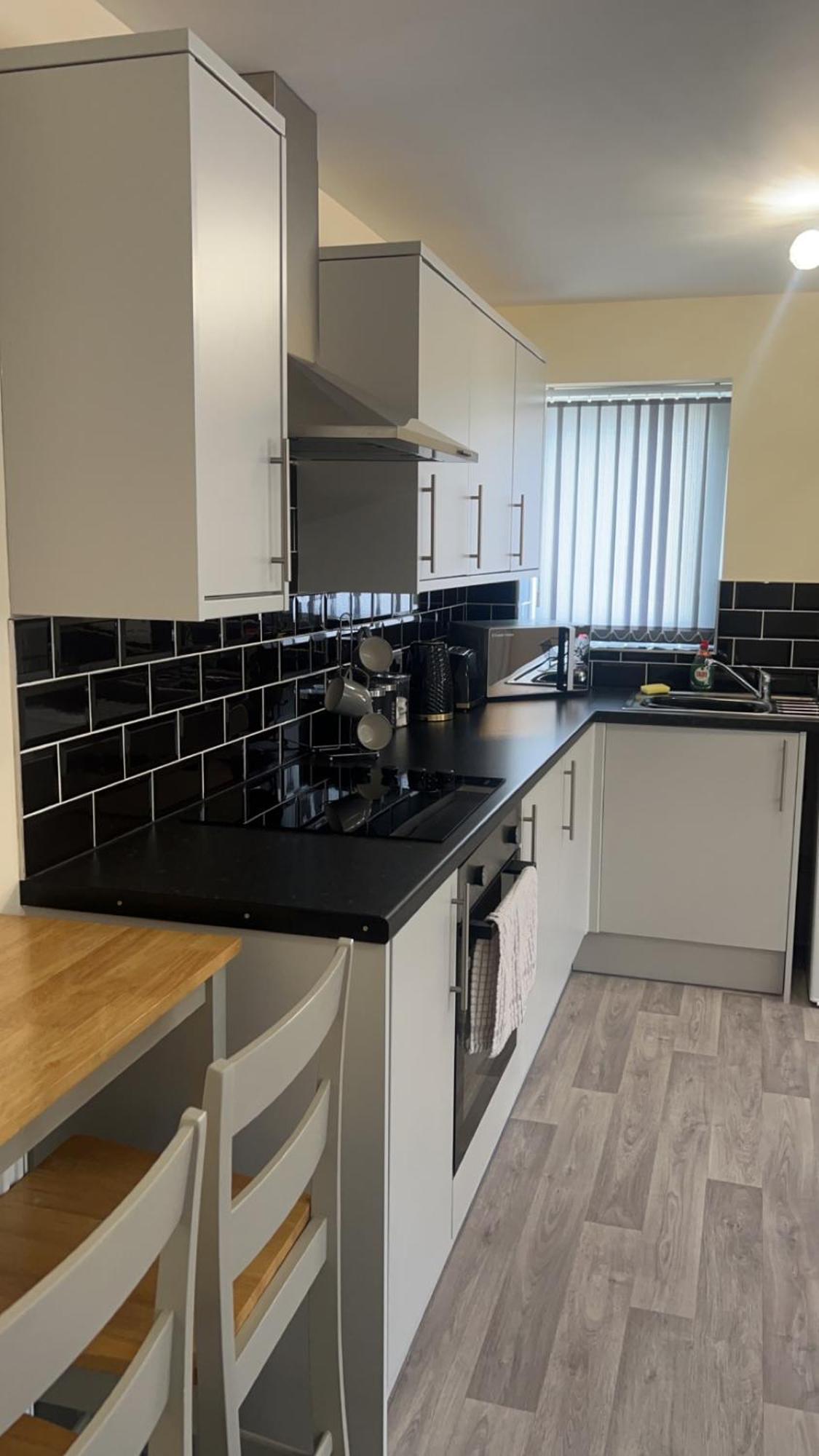 Apartment Brand New Luxury 1 & 2 Bed With Open Plan Kitchens & Diner , Free Wifi & Netflix Included *