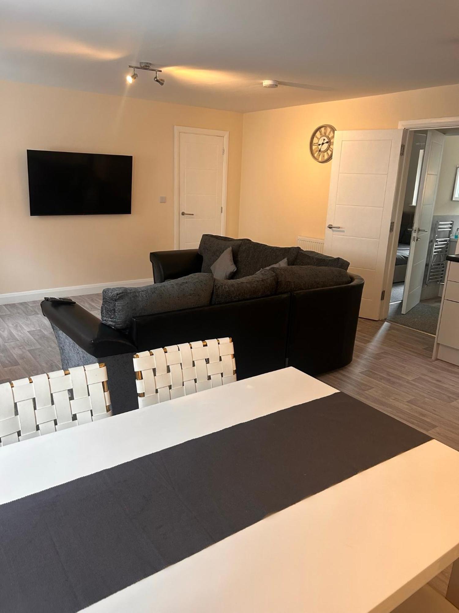 Apartment Brand New Luxury 1 & 2 Bed With Open Plan Kitchens & Diner , Free Wifi & Netflix Included